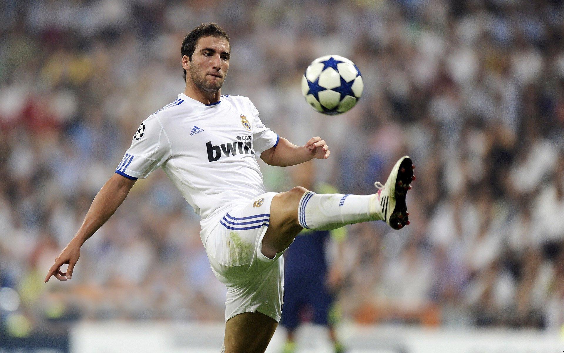 布罗基点出米兰症结，防线欠缺顶级领袖，莱奥需提升团队服务意识